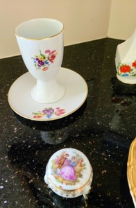 lot 44 image: Pretty Painted Vintage China