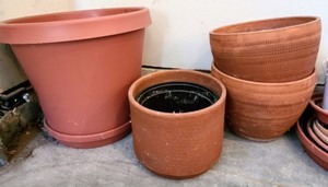 lot 60 image: Variety of Planters and Yard Decor