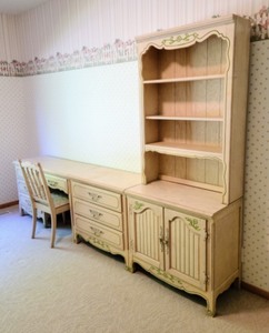 lot 83 image: Beautiful Vintage Childrens Bedroom Set