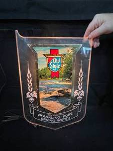 lot 123 image: Old Style Beer lighted sign