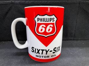 lot 150 image: Phillips 66 Motor Oil quart size coffee mug