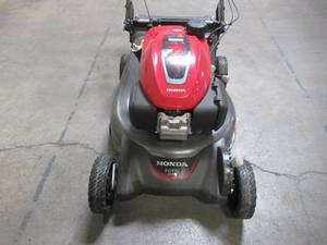 lot 7 image: Honda 21 in. 3-in-1 Variable Speed Gas Walk Behind Self Propelled Lawn Mower with Auto Choke HRN216VKA