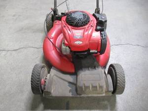 lot 14 image: Troy-bilt 21 in. 140 cc 550e Series Briggs & Stratton Gas Walk Behind Self Propelled Lawn Mower TB200