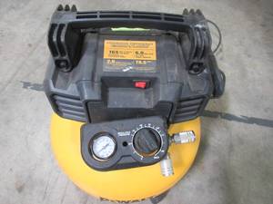 lot 54 image: DEWALT 6 Gal. 165 PSI Electric Pancake Air Compressor DWFP55126