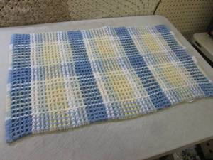 lot 64 image: (F-0) Throw Rug 20 x 32...