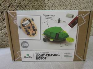 lot 100 image: (CS) Light-Chasing Robot ...