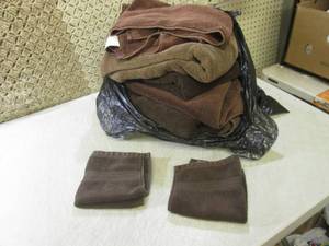 lot 105 image: (EW4) 6 Towels and 2 Wash Cloths Br...