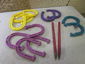 lot 143 image: (CSB) Assorted Plastic Horseshoes w...