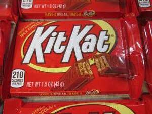 lot 166 image: (B-2) 20 Kit Kat Candy Bars Past Da...