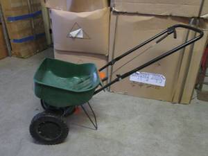 lot 197 image: (D-4T) Scotts Turf Builder EdgeGuar...