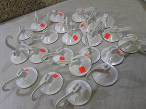 lot 251 image: (RMDR) Lot of 22 Suction Cup Hooks ...