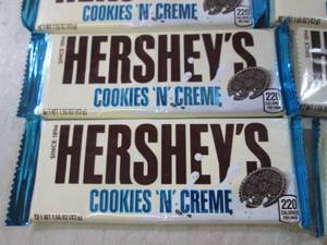 lot 276 image: (B-3) 12 Hersheys Cookies N Creme C...