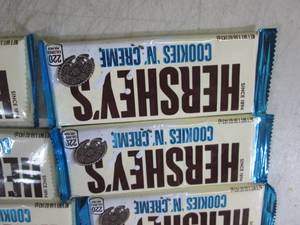 lot 278 image: (B-3) 12 Hersheys Cookies N Creme C...