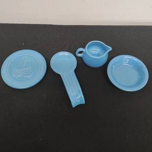 lot 5 image: Fiesta creamer with bowl, spoon holder, and trivet