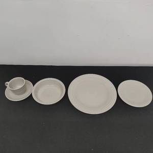 lot 17 image: Set of 5 Fiesta Ware, potentially Pearl tone