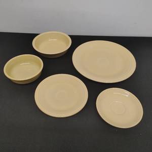 lot 23 image: Set of 5 Fiesta Ware, potentially Sunflower tone