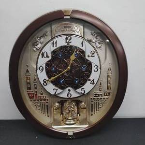 lot 32 image: Seiko Melody in Motion Wall Clock