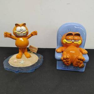 lot 35 image: Garfield Bank and Figurine