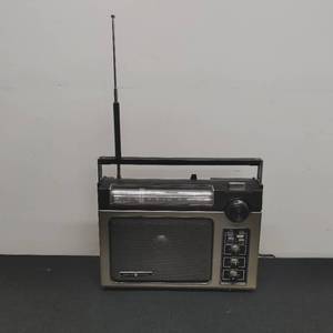 lot 51 image: Vintage General Electric AMFM Radio