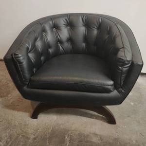 lot 66 image: Vintage MCM Black Tufted Lounge Chair