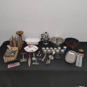 lot 113 image: Collection of Vintage Kitchen and Dcor Items