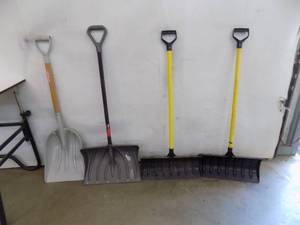 lot 1 image: Snow ShovelsScoop Shovel