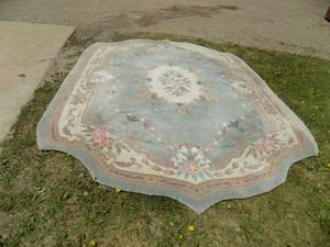 lot 7 image: Large Rug Light Green