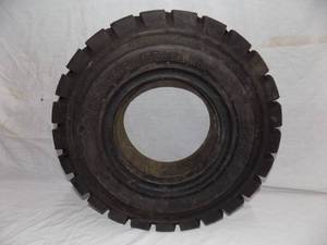 lot 16 image: Forklift Tire