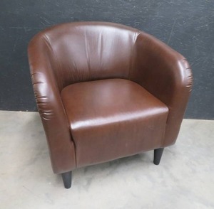 lot 5 image: LIGHT COMFY CHAIR.