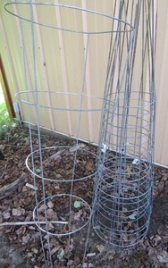 lot 14 image: LIKE NEW TOMATO CAGES