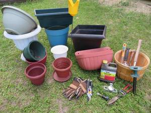 lot 20 image: ASSORTED FLOWER POTS