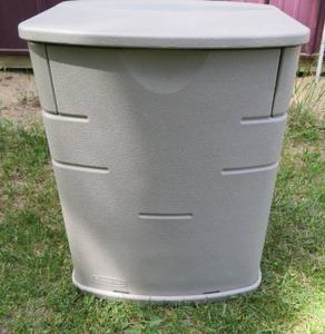 lot 21 image: RUBBERMAID OUTDOOR STORAGE BOX