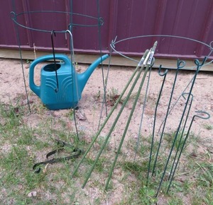 lot 23 image: GARDENING LOT