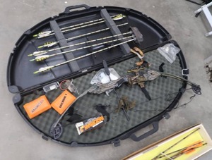 lot 43 image: AMERICAN SUPREME LITE COMPOUND BOW WITH 5 EASTERN ARROWS