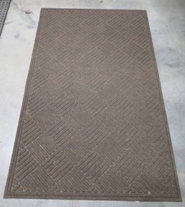 lot 30 image: HEAVY RUBBER BACKED ENTRY RUG