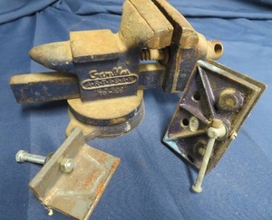 lot 64 image: GAMBLES ARTISIAN VICE WITH MINI GLOBEMASTER VISE