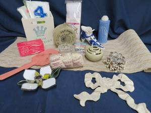 lot 92 image: CAST IRON BOW, LARGER GLASS BOOT, PLUS VINTAGE PRETTIES.