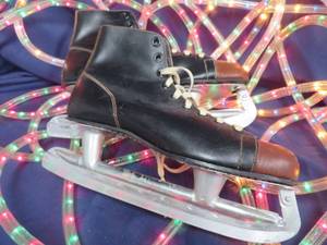 lot 99 image: VINTAGE SKATES AND FUN LIGHTS
