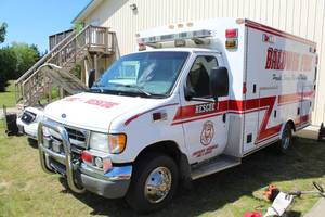 lot 601 image: 2000 Ford E350 Super Duty Diesel 2 Door Ambulance