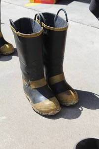 lot 670 image: Ranger Shoe-Fit Natural Rubber Boots Size 6 Wide