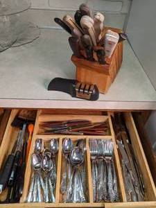 lot 18 image: Knife Block with Knives & a Drawerful of Silverware