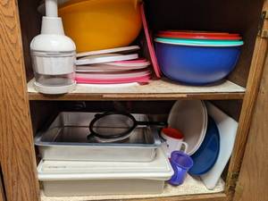 lot 25 image: Contents of Kitchen Cupboard Food Chopper, Plastic Lidded Bowls, Baking Pan, etc.