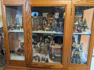 lot 46 image: Department 56 Assorted Items from Dickens Village (7 of 7)