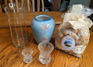 lot 50 image: Yankee Candle Potpourri and Vases