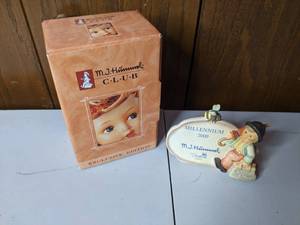 lot 206 image: Exclusive Edition Hummel Merry Wanderer Millennium 2000 Plaque #900