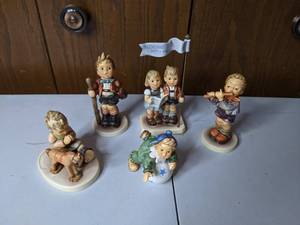 lot 211 image: Lot of (5) Vintage Hummel Figurines