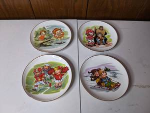 lot 213 image: Vintage Set of (4) Campbell Kid Collection Series 7.5 Round Plates