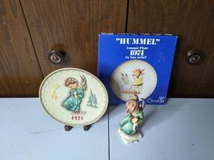 lot 215 image: Vintage Hummel 1971 Heavenly Angel Plate with Matching Figurine