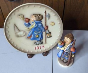 lot 216 image: Vintage Hummel 1972 Hear Ye, Hear Ye Plate with Matching Figurine