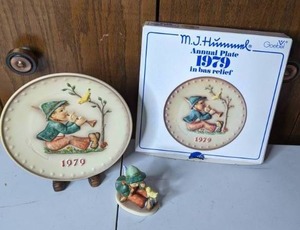 lot 223 image: Vintage Hummel 1979 Singing Lesson Plate with Figurine